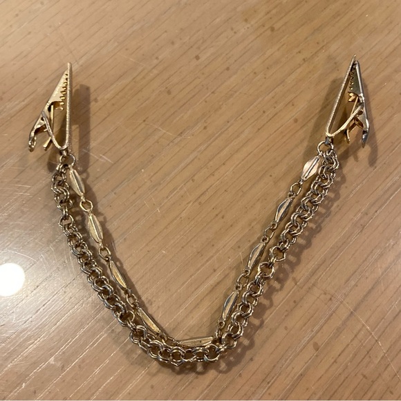 EUC Vintage 1960s Sweater/Scarf Clip Guard. Gold Tone Double Chain.
PAT. 2853764 - Picture 6 of 14